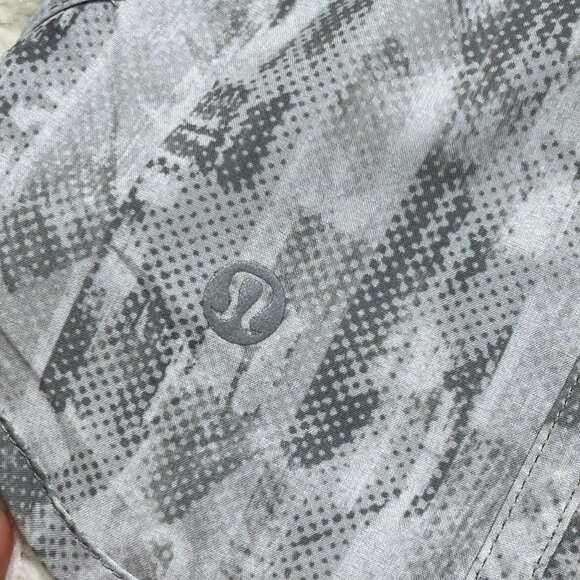 Lululemon #LW7AQQS Women's Grey White Track That Mid-Rise Shorts Size 4 - Picture 6 of 6